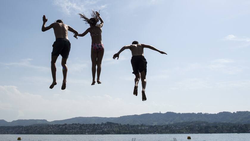 Baden im Zürichsee: Moneyland konstatiert eine geringere Zufriedenheit in der Schweiz.