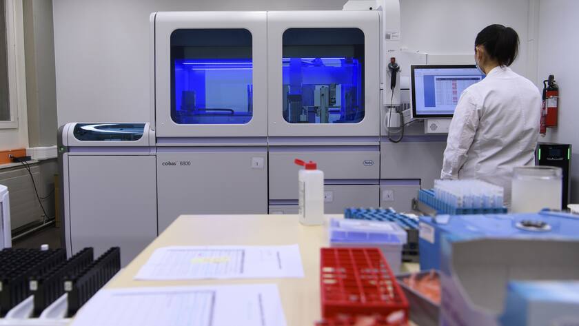 Schweizer Firmen spielen bei Forschungsausgaben in Top-Liga Une laborantine regarde des resultats sur un ecran lors du processus d'analyse par PCR d'echantillons salivaires ou nasopharynx pour le SARS-CoV-2 (COVID-19), en utilisant un systeme d'automatisation de laboratoire entierement integre F. Hoffmann-La Roche Ltd. Cobas 6800, lors d'une visite du laboratoire de microbiologie de l'HFR Fribourg-Hopital cantonal, ce vendredi 14 janvier 2022, a Fribourg. (KEYSTONE/Anthony Anex)