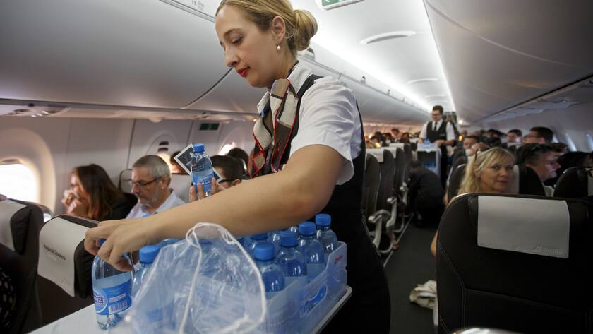 Flight attendants, of Swiss International Air Lines, serve passengers on board of Bombardier CS300 aircraft from Swiss International Air Lines, during an official inauguration in Geneva, Switzerland, Wednesday, June 14, 2017. (KEYSTONE/Salvatore Di Nolfi)