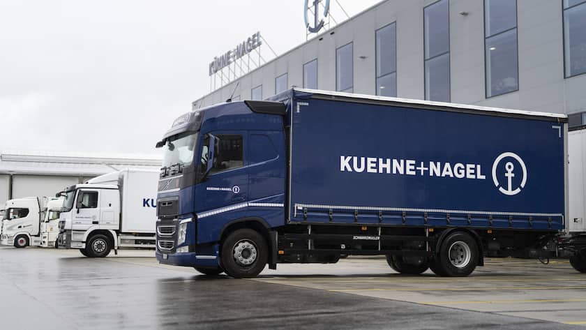 Transportfahrzeuge von Kuehne + Nagel sind an die Laderampen des Logistikstandorts von Kuehne + Nagel Swiss Pharma Hub angedockt, fotografiert am Dienstag, 11. April 2023 in Moehlin. (KEYSTONE/Gaetan Bally)