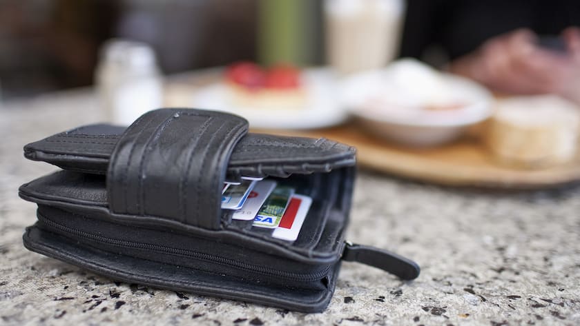 A wallet lies on a table, pictured on June 10, 2009 in Zurich, Switzerland. (KEYSTONE/Gatean Bally)Ein Portemonnaie liegt auf einem Tisch, aufgenommen am 10. Juni 2009 in Zuerich. (KEYSTONE/Gatean Bally)
