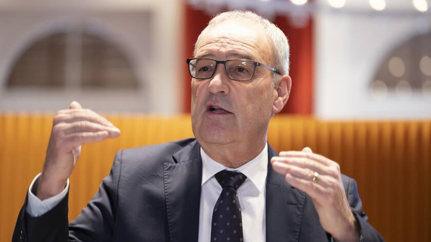 Bundesrat Guy Parmelin, spricht an der Point de presse nach des Runden Tisches zum Thema Wohnungsknappheit mit die Vertreterinnen und Vertreter der Kantone, Staedte und Gemeinden sowie der Bau- und Immobilienbranche, am Freitag, 12. Mai 2023 im Bernerhof in Bern. (KEYSTONE/Anthony Anex)