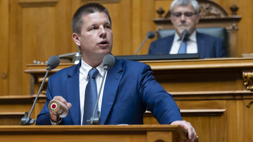 Erich Hess, SVP-BE, spricht waehrend der Sondersession der Eidgenoessischen Raete, am Dienstag, 2. Mai 2023, in Bern. (KEYSTONE/Peter Klaunzer)