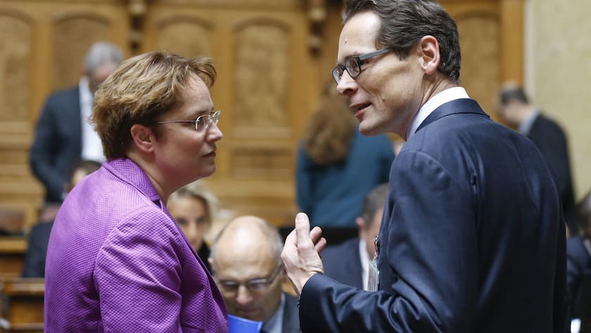 Magdalena Martullo-Blocher (SVP-GR), links, diskutiert mit Roger Koeppel (SVP-ZH) waehrend der ersten Sitzung zu Beginn der 50. Legislatur am ersten Tag der Wintersession der Eidgenoessischen Raete, am Montag, 30. November 2015, im Nationalrat in Bern. (KEYSTONE/Peter Klaunzer)