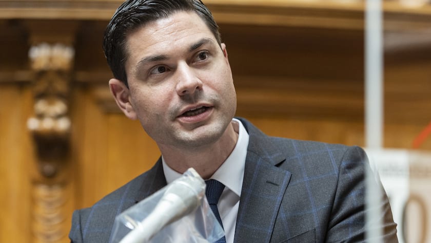 Benjamin Giezendanner, SVP-AG, stellt der Bundespraesidentin zur Unterstuetzung des oeffentlichen Verkehrs eine Frage, an der Herbstsession der Eidgenoessischen Raete, am Donnerstag, 10. September 2020 im Nationalrat in Bern. Aufgrund der Krise um die Pandemie des Coronavirus, Covid-19 wurden die Pulte der Parlamentsmitglieder mit Plexiglas Scheiben eingerahmt. (KEYSTONE/Alessandro della Valle)