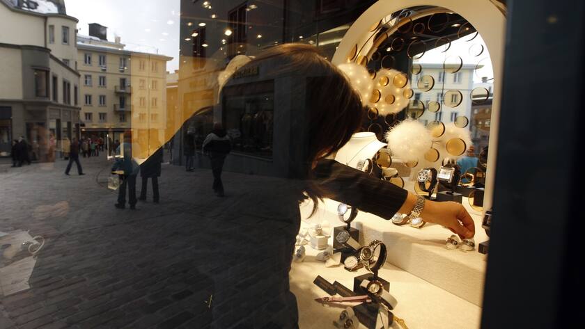Eine Juwelierin stellt am 1. Februar 2008 in einem Schaufenster eines Uhren- und Schmuckgeschaefts in St. Moritz Schmuck und Uhren aus. (KEYSTONE/Alessandro Della Bella)A female jeweler arranges the display window of a luxury watch and jewelry store in St. Moritz in the canton of Grisons, Switzerland, pictured on February 1, 2008. (KEYSTONE/Alessandro Della Bella)