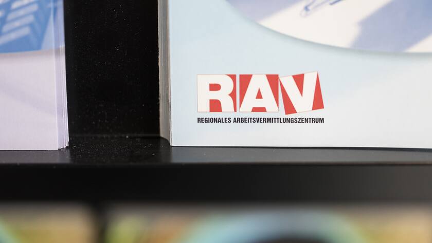 Die gemeldete Zahl der Arbeitslosen blieb im April konstant auf tiefem Niveau.