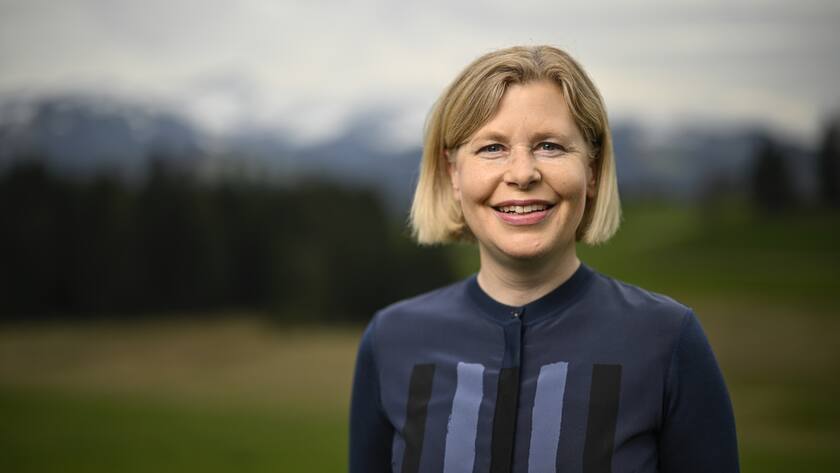 Die Nationalraetin Esther Friedli (SVP) posiert fuer ein Portrait, am Mittwoch, 25. April 2023, in der Naehe ihres Gasthauses "Haus der Freiheit", in Ebnat-Kappel. Esther Friedli und Barbara Gysi (SP) kandidieren kommenden Sonntag um den St. Galler Staenderatssitz. (KEYSTONE/Gian Ehrenzeller)