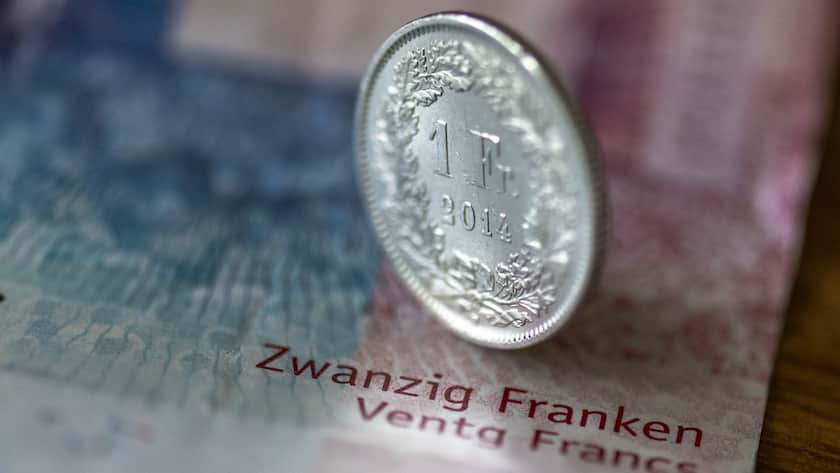 Eine Zwanzigernote und ein Einfraenkler, fotografiert in Basel, am Dienstag, 12. April 2022. Das basel-staedtische Stimmvolk hiess im Juni 2021 das kantonale Mindestlohngesetz mit 54 Prozent Ja-Stimmen gut. Es legt den Mindestlohn auf 21 Franken fest. Basel-Stadt ist der erste Deutschschweizer Kanton, der einen Mindestlohn einfuehrt. Der Regierungsrat hat nun das Inkraftsetzen des Mindestlohns beschlossen. (KEYSTONE/Georgios Kefalas)