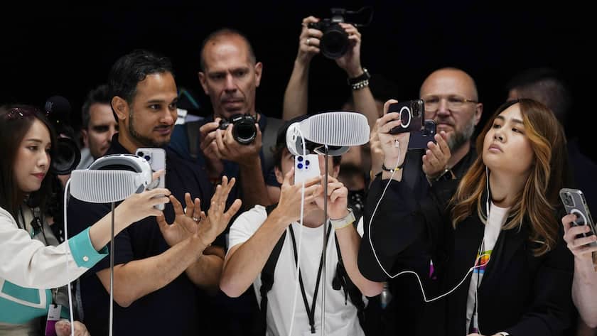 Eine Schar von Apple-Fans rankt sich um die neue Datenbrille Vision Pro.