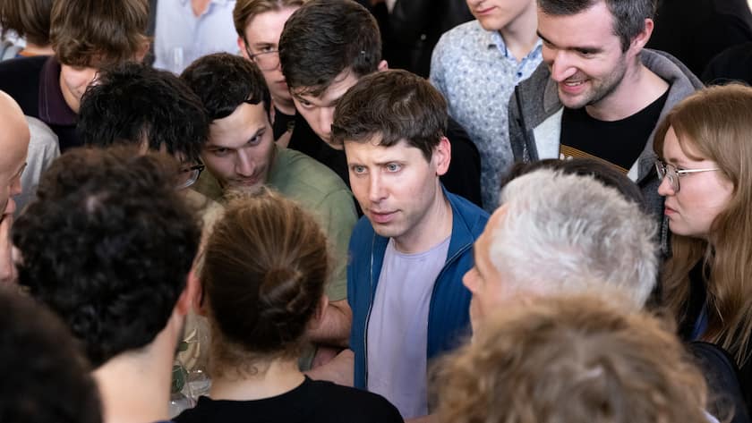 25.05.2023, Bayern, München: Sam Altman (M), Geschäftsführer (CEO) von OpenAI und Erfinder der KI-Software ChatGPT, unterhält sich an der Technische Universität München (TUM) nach einer Podiumsdiskussion mit den Zuhörern. Foto: Sven Hoppe/dpa +++ dpa-Bildfunk +++ (KEYSTONE/DPA/Sven Hoppe)