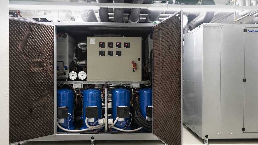 Schweizer Hersteller von Wärmepumpen rechnen mit Umsatzschub Diese Waermepumpen bringen die Waerme aus dem Boden, um das Depot des Sammlungszentrums des Schweizerischen Nationalmuseums zu heizen, fotografiert am Montag, 3. April 2023 in Affoltern am Albis. Das Sammlungsdepot wird das ganze Jahr ueber auf einer Temperatur zwischen 17 und 22 Grad gehalten, die relative Luftfeuchtigkeit liegt immer zwischen 45 und 55 Prozent. (KEYSTONE/Gaetan Bally)