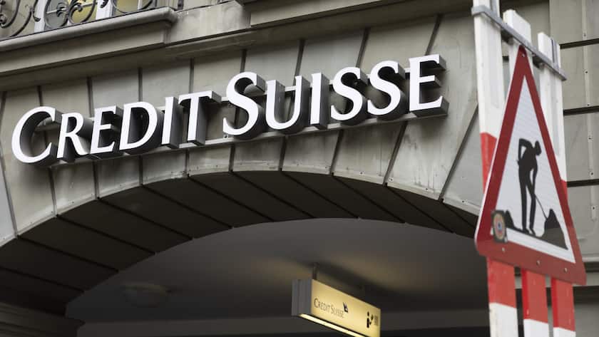 Ein Baustellen Verkehrszeichen steht vor der Berner Credit Suisse Filiale, am Montag, 8. Mai 2023. (KEYSTONE/Peter Klaunzer)