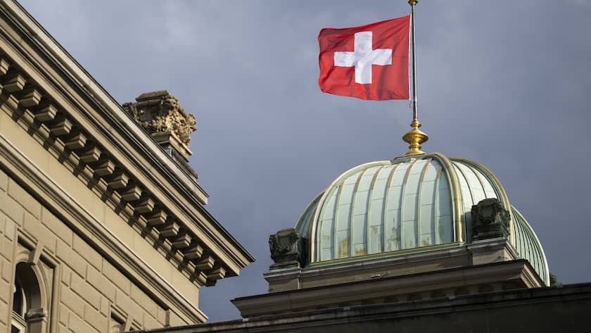 Bundesrat: Eine Schweizer Fahne weht auf der Kuppel des Bundeshauses, am Mittwoch, 31. Mai 2023, in Bern. (KEYSTONE/Anthony Anex)