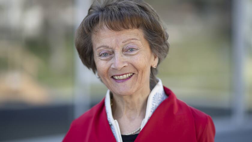 Alt-Bundesraetin Eveline Widmer-Schlumpf, Praesidentin von Pro Senectute Schweiz, an einer Medienkonferenz zu Generationensolidaritaet in Zeiten des Coronavirus, am Dienstag, 17. Maerz 2020 vor dem Schulhaus in Felsberg. (KEYSTONE/Gian Ehrenzeller)