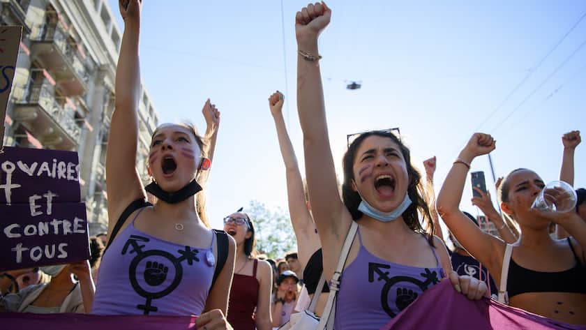 Des femmes manifestent lors d'une manifestation de la greve des femmes / greve feministe, 30 ans apres la premiere greve des femmes en Suisse, ce lundi 14 juin 2021 a Lausanne. (KEYSTONE/Laurent Gillieron)