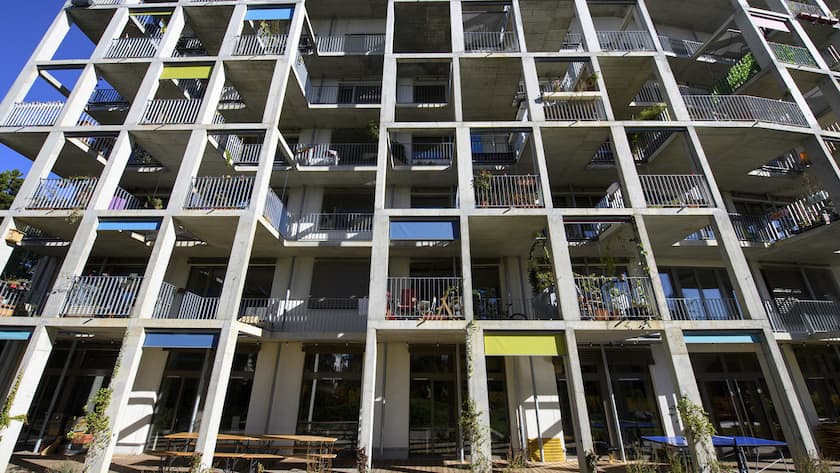 La facade avec ces balcons et ces parties communes photographiee, dans l'immeuble Soubeyran de la cooperative Equilibre, apres une conference de presse pour presenter le bilan du plan d'action cooperatives lance fin 2016 de 900 nouveaux logements pour les cooperatives d'habitation, ce jeudi 5 octobre 2017 dans l'immeuble Soubeyran de la cooperative Equilibre a Geneve. (KEYSTONE/Martial Trezzini)