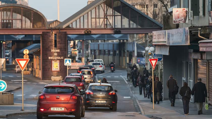 French cross-border commuters wait in front of the border of Moillesulaz near Geneva, Switzerland, pictured on March 7, 2014, at the Swiss-French border. (KEYSTONE/Christian Beutler)Franzoesische Pendler warten vor dem Grenzuebergang Moillesulaz bei Genf, in Richtung Schweiz, aufgenommen am 7. Maerz 2014 an der schweizerisch-franzoesischen Grenze. (KEYSTONE/Christian Beutler)