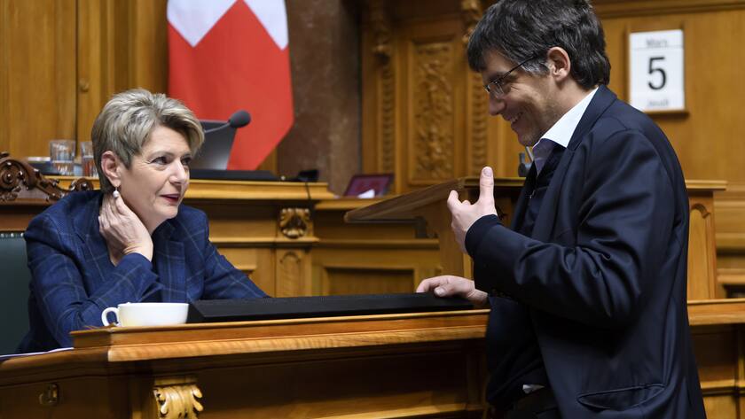 Bundesraetin Karin Keller-Sutter, links, und Roger Nordmann, SP-VD, rechts, sprechen waehrend der Fruehlingsession der Eidgenoessischen Raete, am Donnerstag, 5. Maerz 2020 im Nationalrat in Bern. (KEYSTONE/Anthony Anex)
