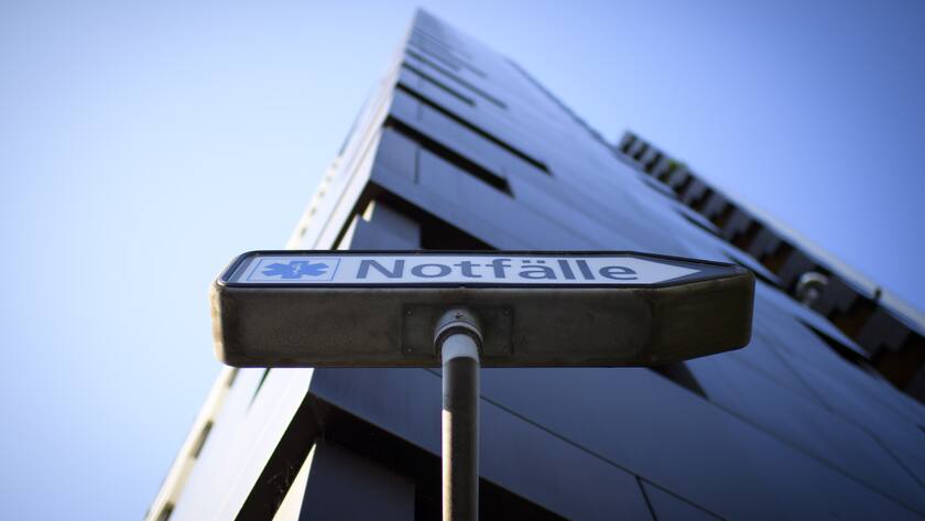 Ein Schild weist zur Notfall-Aufnahme am Kantonsspital St. Gallen, am Dienstag, 5. Juni 2018, in St. Gallen. (KEYSTONE/Gian Ehrenzeller)