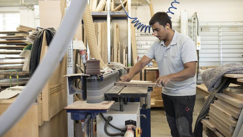 Ein Schreiner bei der Arbeit: Schweizer KMU blicken optimistischer in die Zukunft.