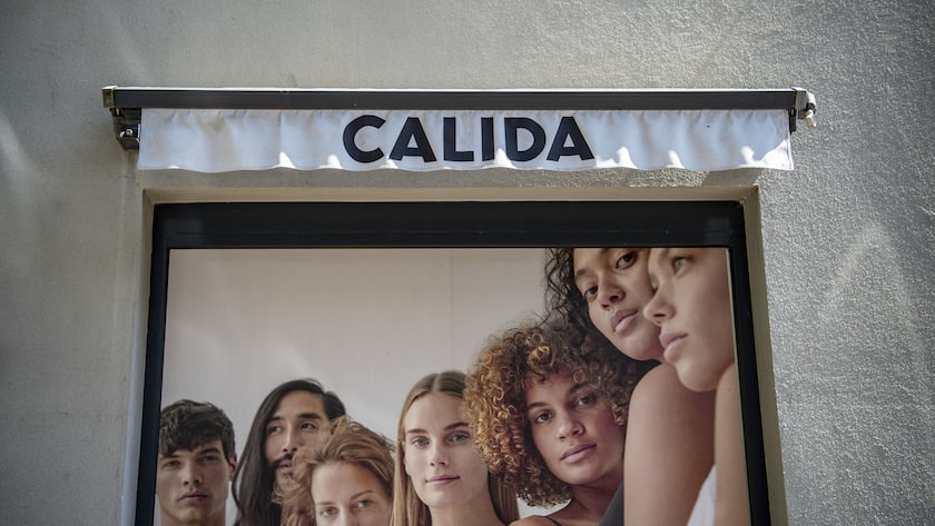 Das Logo und ein Plakat des Waescheproduzenten Calida bei der Calida Filiale in Luzern, am Donnerstag, 6. August 2020. (KEYSTONE/Urs Flueeler).