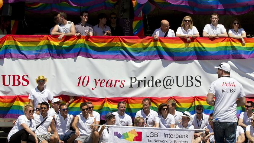 «Die Sensibilität für das Pseudo-Engagement von Firmen ist gestiegen» Mitarbeiter der Bank UBS nehmen Teil am Pride Festival in Zuerich am Samstag, 16. Juni 2012. Unter dem Motto "Welcome to Reality" will das Festival aufwecken, aufzeigen und den Blick auf die heutigen Probleme lenken. (KEYSTONE/Alessandro Della Bella)