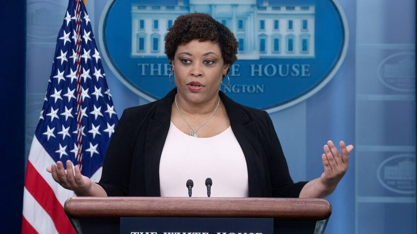 Die Direktorin des Office of Management and Budget (OMB), Shalanda Young, spricht während einer Pressekonferenz im James Brady Press Briefing Room des Weißen Hauses in Washington über die Anhebung der nationalen Schuldenobergrenze.