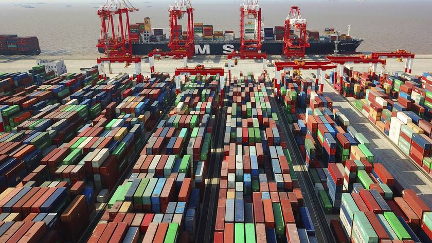 Containerschiff im Hafen von Shanghai: Die Erholung Chinas läuft weniger schnell als erwartet.