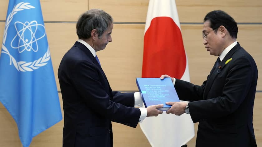 IAEA-Chef Rafael Grossi (links) übergibt Japans Regierungschef Fumio Kishida den abschliessenden Überprüfungsbericht.