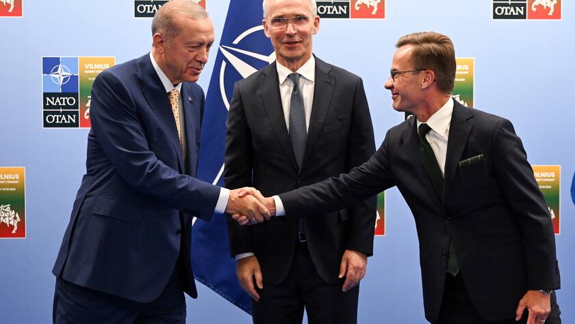 urkish President Recep Tayyip Erdogan (L) shakes hands with Swedish Prime Minister Ulf Kristersson (R) as the Secretary General of NATO Jens Stoltenberg (L) looks on during their meeting ahead of the NATO