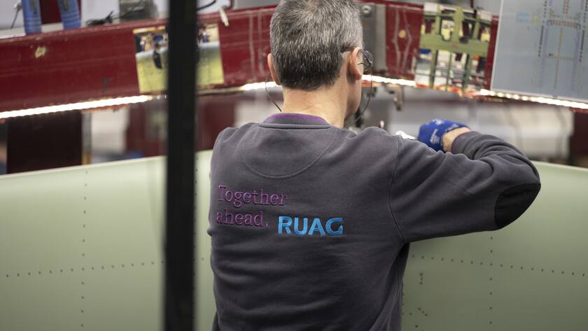 Produktion von Flugzeugstrukturteilen fuer Pilatus bei Ruag Aerostructures, fotografiert am Mittwoch, 15. Februar 2023 in Emmen. (KEYSTONE/Christian Beutler)