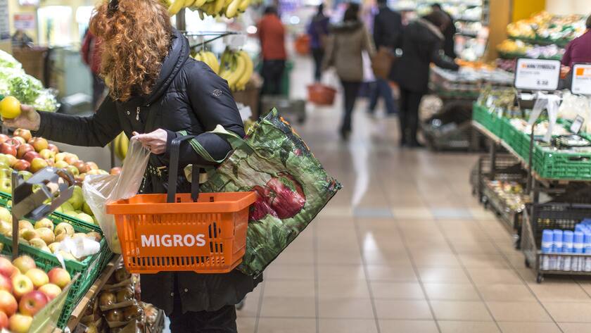 A customer with a shopping basket takes a lemon from the shelf, pictured on March 5, 2013, at the Migros branch in Baden, Switzerland. Migros is Switzerland's the largest retail company. (KEYSTONE/Gaetan Bally)Eine Kundin mit einem Einkaufskorb nimmt eine Zitrone aus dem Regal, aufgenommen am 5. Maerz 2013 in der Migros-Filiale in Baden. (KEYSTONE/Gaetan Bally)