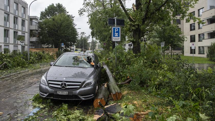 Beschädigtes Auto nach einem Unwetter in Zürich: Die Autoversicherungen waren lange grosse Gewinnbringer für die Versicherer.