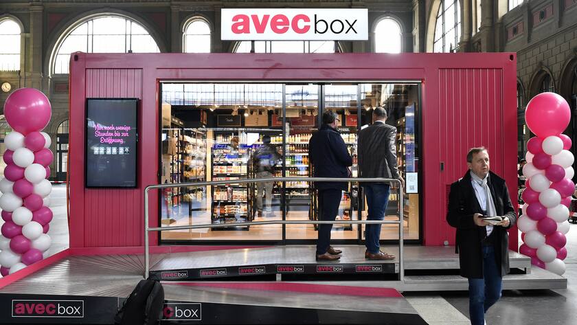 Ein provisorischer Laden von "avec box" im Zuercher Hauptbahnhof, am Freitag, 5. April 2019, in Zuerich. Der Detailhaendler Valora testet erstmals neue Shops ohne Kasse. In den beiden Laeden avec box sowie avec X, die am Samstag im Zuercher Hauptbahnhof ihre Tueren oeffnen, ist der Einkauf nur mit einer Handy-App moeglich. (KEYSTONE/Walter Bieri)