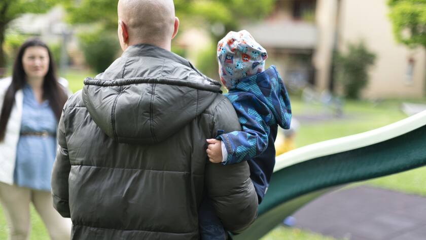 Eine Familie mit ihrem Kindern im Alter von ein und vier, nicht im Bild, auf dem Spielplatz, fotografiert am 15. Mai 2020 in Winterthur. (KEYSTONE/Gaetan Bally)