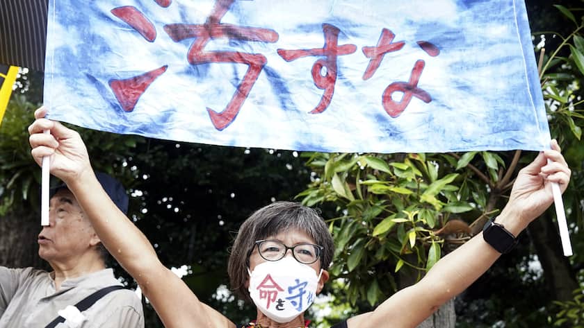 Eine Demonstrantin vor dem Büro des japanischen Premiers Fumio Kishida.