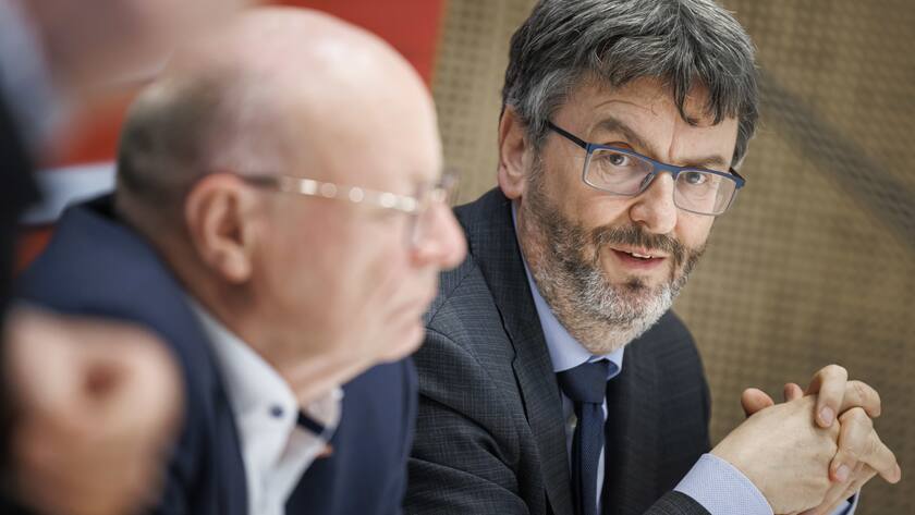 Vincent Ducrot, CEO des CFF, (gauche) et Peter Fuglistaler, directeur de l?Office federal des transports (OFT), (droite) repondent a des questions lors d'une conference de presse au sujet des retard du chantier de la gare de Lausanne et du nouveau calendrier de travaux, ce vendredi 17 mars 2023 au siege regional des CFF a Renens. (KEYSTONE/Valentin Flauraud)