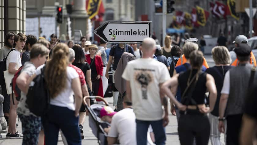 Leute bewegen sich beim Stimmlokal im Generationenhaus bei Bahnhof, am Sonntag, 18. Juni 2023 in Bern. Das Stimmvolk entscheidet an diesem Abstimmungssonntag ueber eidgenoessische, kantonale und kommunale Vorlagen. (KEYSTONE/Alessandro della Valle)