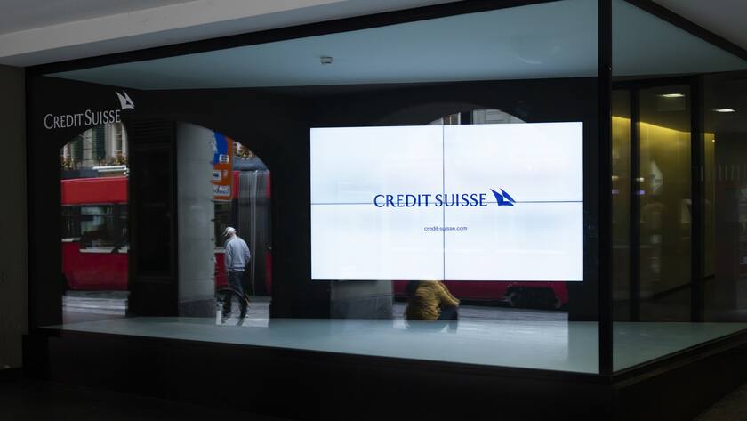 Das Logo der Credit Suisse erscheint auf einem Bildschirm im Schaufenster der Berner Credit Suisse Filiale, am Montag, 8. Mai 2023. (KEYSTONE/Peter Klaunzer)