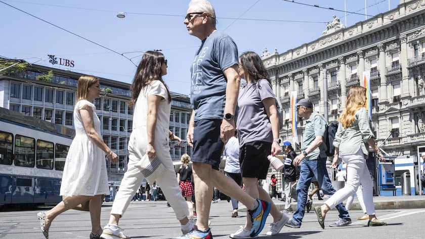 Menschen bewegen sich auf dem Paradeplatz vor den Banken UBS und Credit Suisse, aufgenommen am Montag, 12. Juni 2023 in Zuerich. Heute verkuendete die nunmehr einzige Schweizer Grossbank in einem offenen Brief: Die Uebernahme der Credit Suisse durch die UBS ist vollzogen. (KEYSTONE/Ennio Leanza)