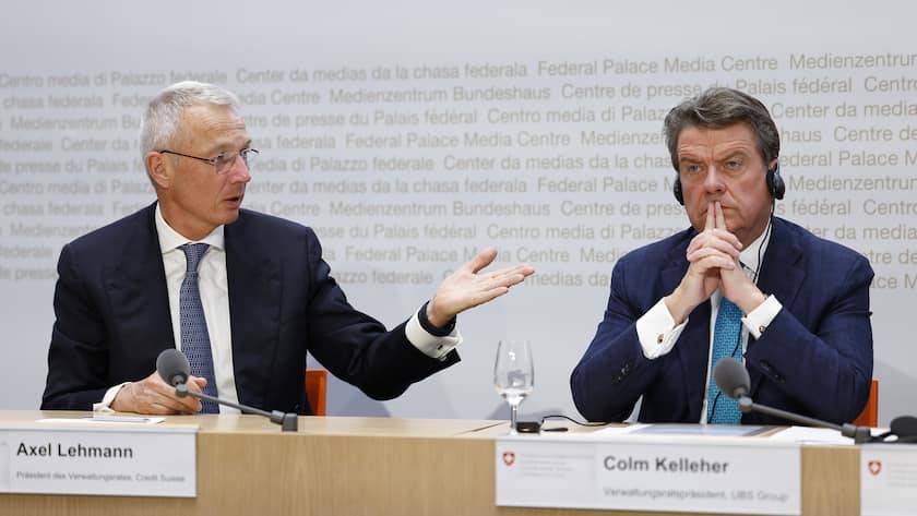 Axel Lehmann und Colm Kellerher an der historischen Pressekonferenz vom 19. März: Zwei Tage zuvor habe die CS noch versucht AT1-Anleihen zurückzukaufen, schreibt die «SonntagsZeitung»..
