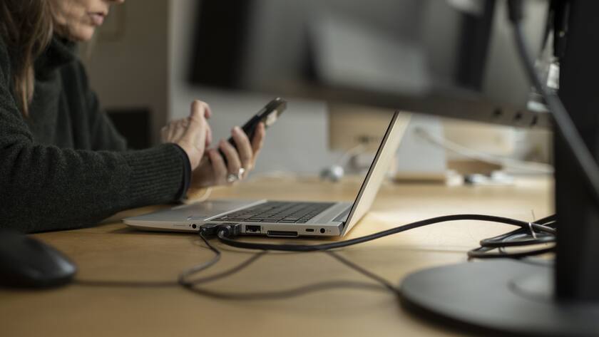 Arbeiten von Zuhause aus: Im Dienstleistungssektor arbeiten knapp 13 Prozent der Befragten komplett im Homeoffice.