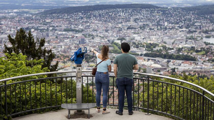 Ein Paar geniesst die Aussicht ueber die Stadt Zuerich auf dem Uetliberg am Samstag, 6. Juni 2020. (KEYSTONE/Alexandra Wey)