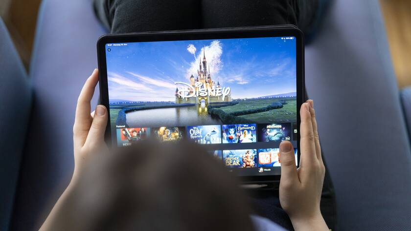 Eine Frau schaut auf einem Laptop Disney Plus (Disney+), ein Streamingdienst von Disney, fotografiert am 16. November 2021 in Zuerich. (KEYSTONE/Gaetan Bally)