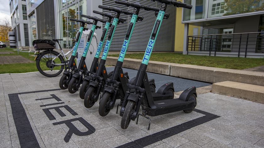 TIER scooters (Trottinetts) sind aufgereiht, am Sonntag, 11. Oktober 2020, in Zuerich. (KEYSTONE/Patrick B. Kraemer)