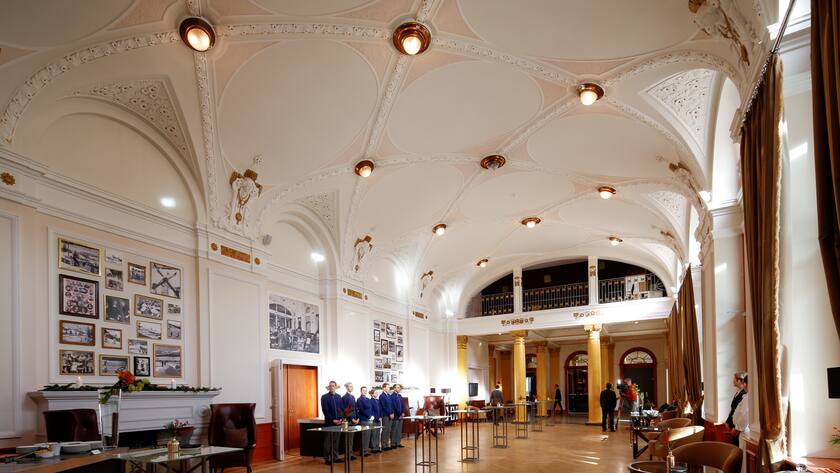 Das Foyer ist, wie auch der Jugendstilsaal, denkmalgeschuetzt, im Hotel Waldhaus Flims, aufgenommen am Freitag, 9. Dezember 2016, bei der Neueroeffnung des Alpine Grand Hotel & Spa Waldhaus Flims in Graubuenden. Nach nur viermonatiger Renovationsphase oeffnet heute das traditionsreiche 5sterne Haus wieder seine Tore. Der Umbau des Hotels kostete rund 40 Millionen Franken. (KEYSTONE/Eddy Risch)