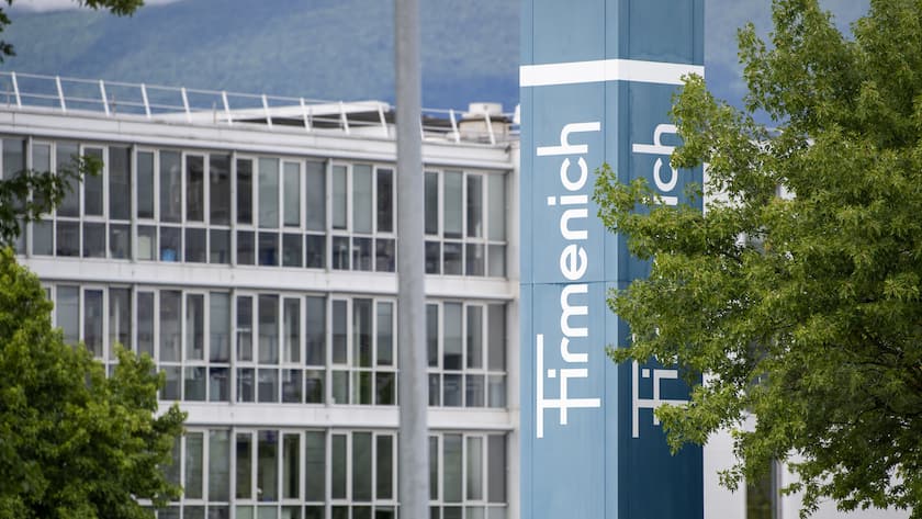 Le batiment du siege et le logo de l'entreprise Firmenich sont photographiee, ce jeudi 5 aout 2021 a Meyrin-Satigny pres de Geneve. Firmenich est une entreprise suisse de creation de fragrances et d'aromes fondee a Geneve (KEYSTONE/Martial Trezzini)