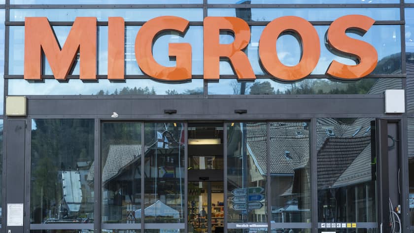 Schafft die Migros die Wende? Das Migros Logo am Eingang zum Shoppingcenter Blauaecker, fotografiert am Mittwoch, 26. April 2023 in Koeniz. (KEYSTONE/Christian Beutler)