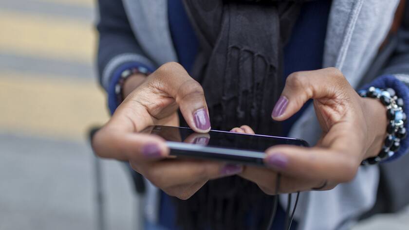 Writing short text messages (sms) on the smart phone HTC 2 phone, pictured in Zurich, Switzerland, on September 5, 2012. (KEYSTONE/GAETAN BALLY / Keystone)